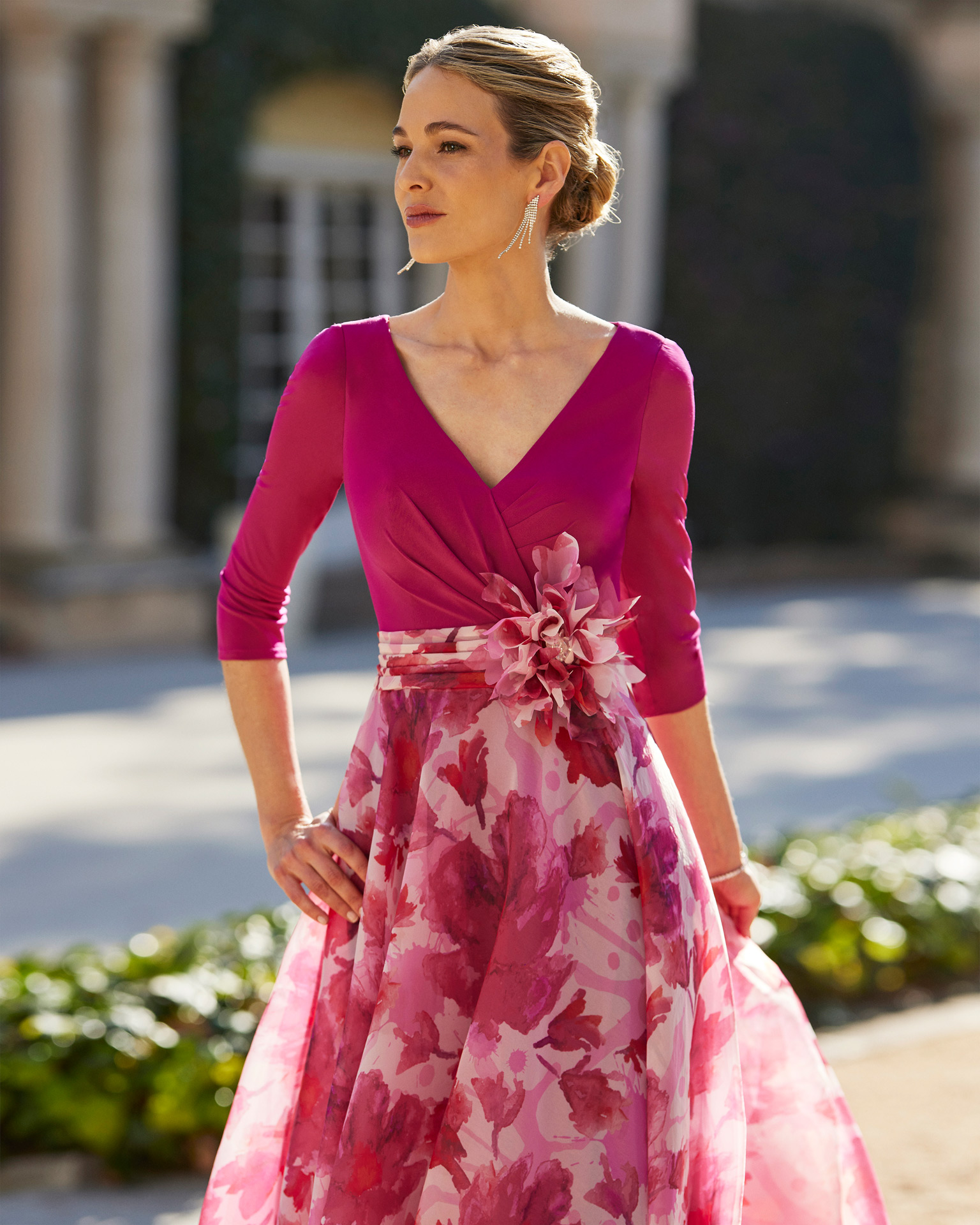 Vestido Couture Club midi buganvilla con falda estampada floral y detalle de flores en la cintura.