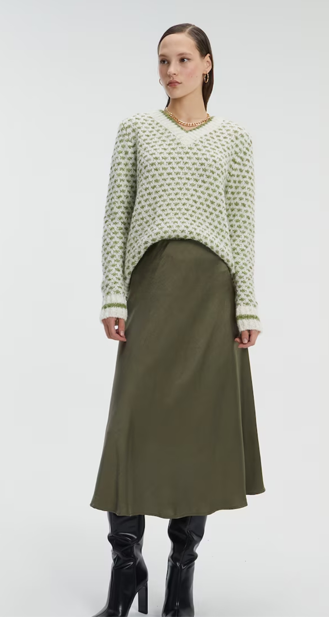 Falda midi satinada con goma en cintura