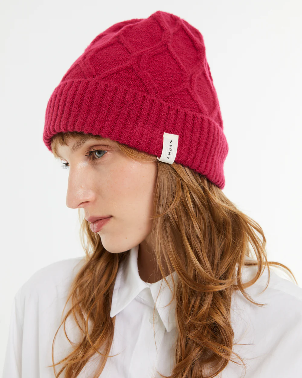 Gorro de mujer de punto con estructura trenzada Andam fucsia