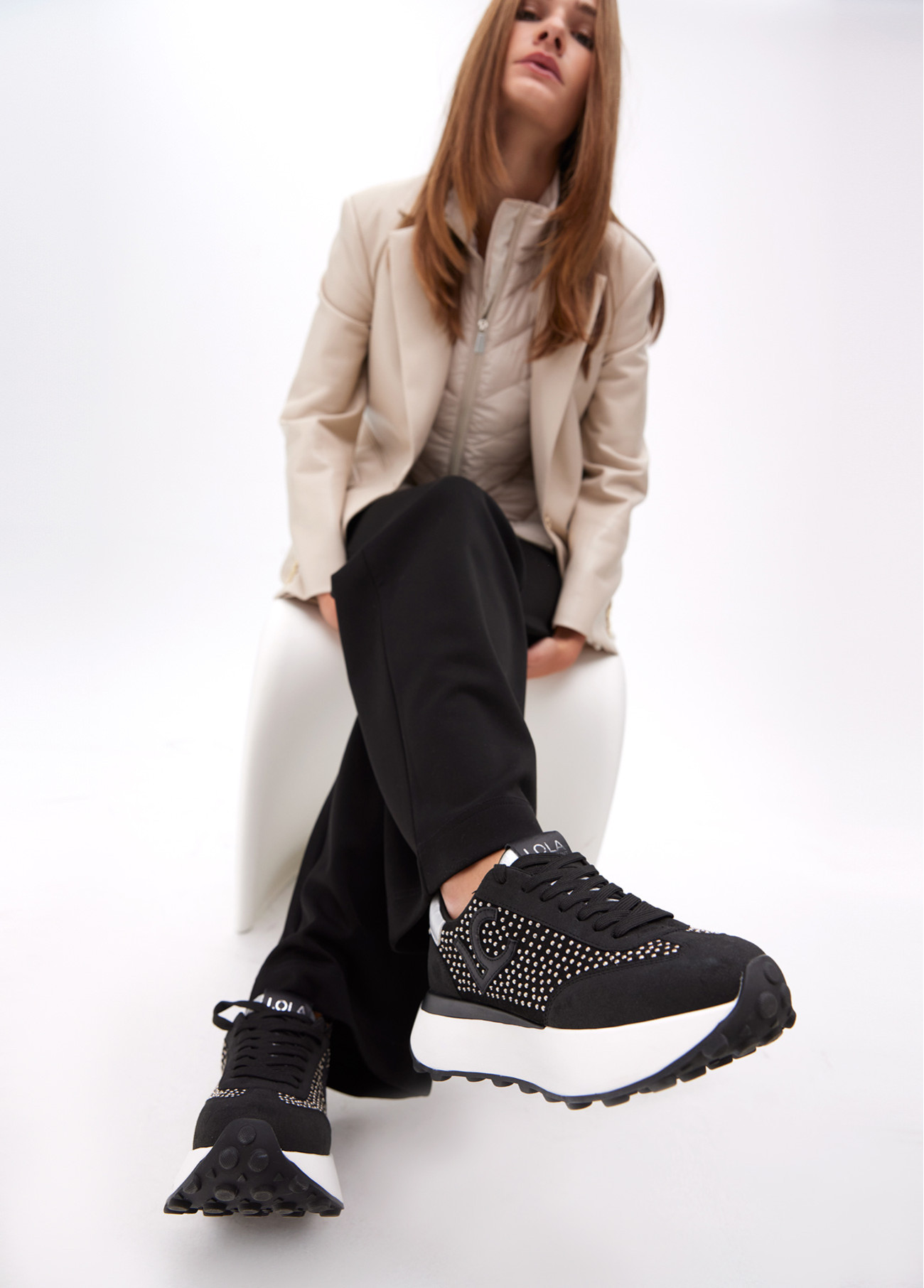 Deportiva plataforma con tachas metalizadas Lola Casademunt negro