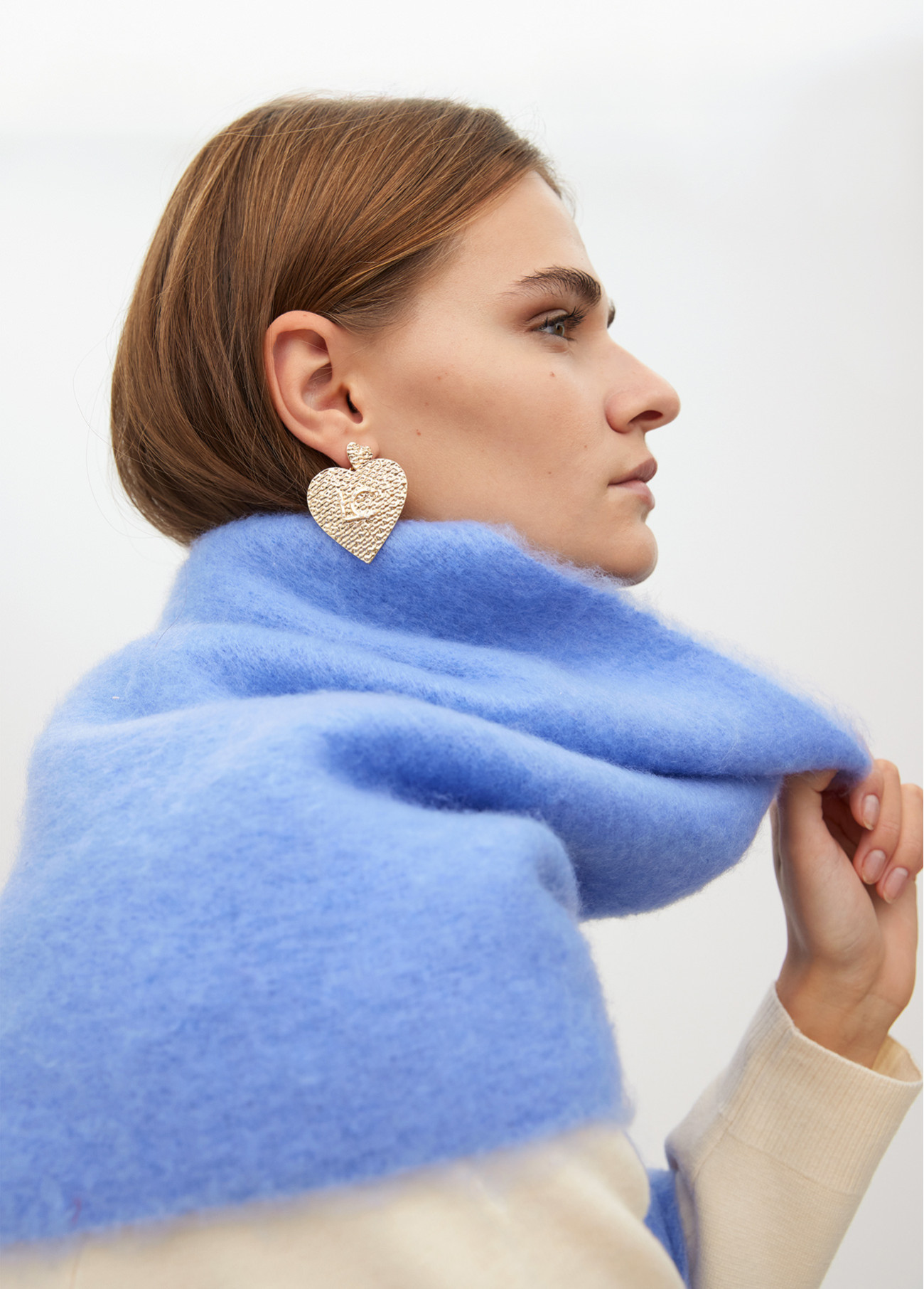 Pendientes corazón con textura con logo Lola Casademunt dorado