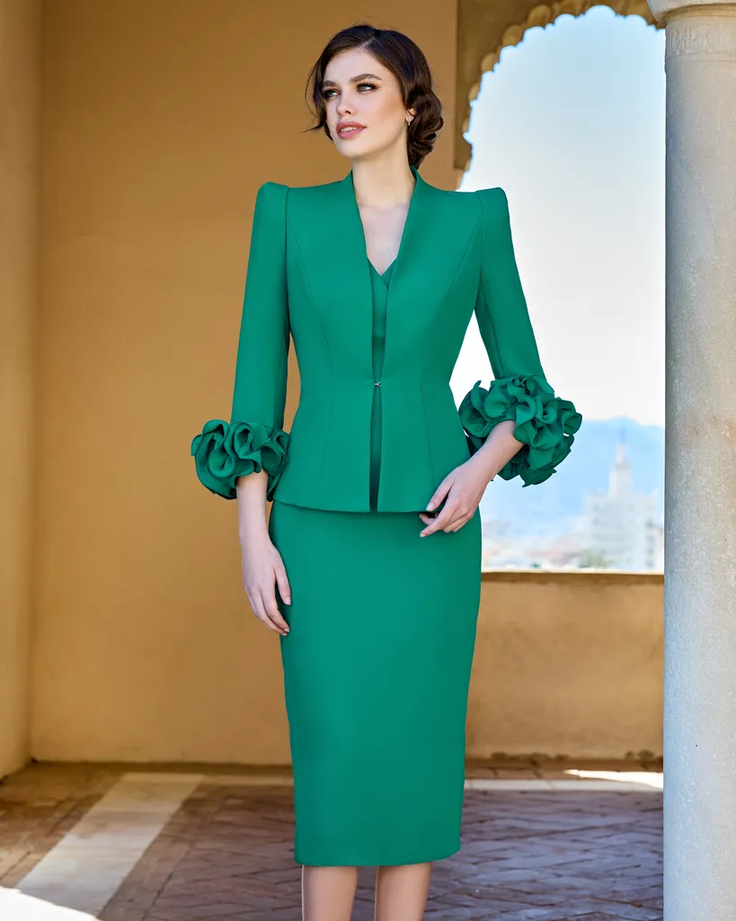 Conjunto vestido midi verde con chaqueta elegante para madrinas de Sonia Peña