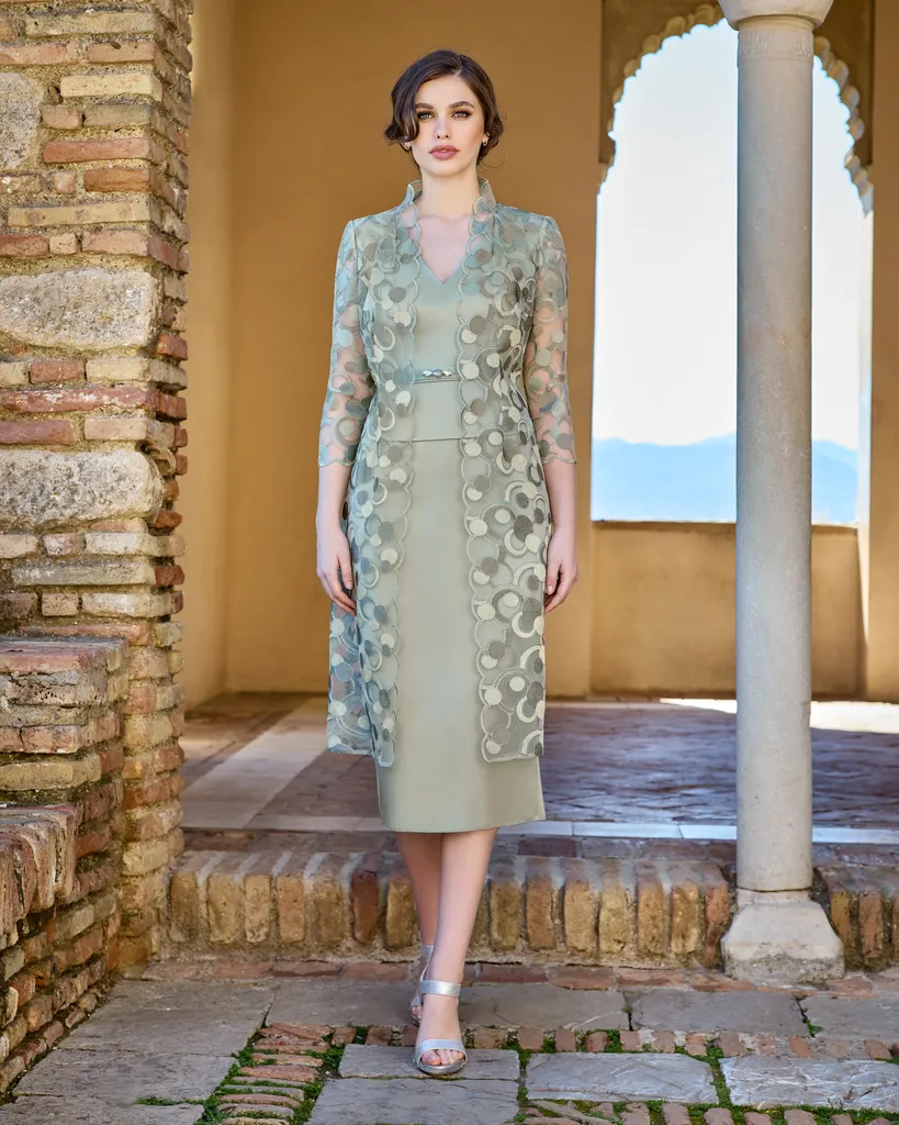 Conjunto vestido midi verde con abrigo bordado Sonia Peña