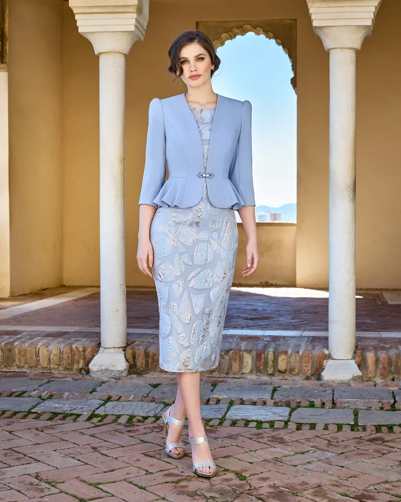 Vestido azul elegante con chaqueta para madrina de Sonia Peña
