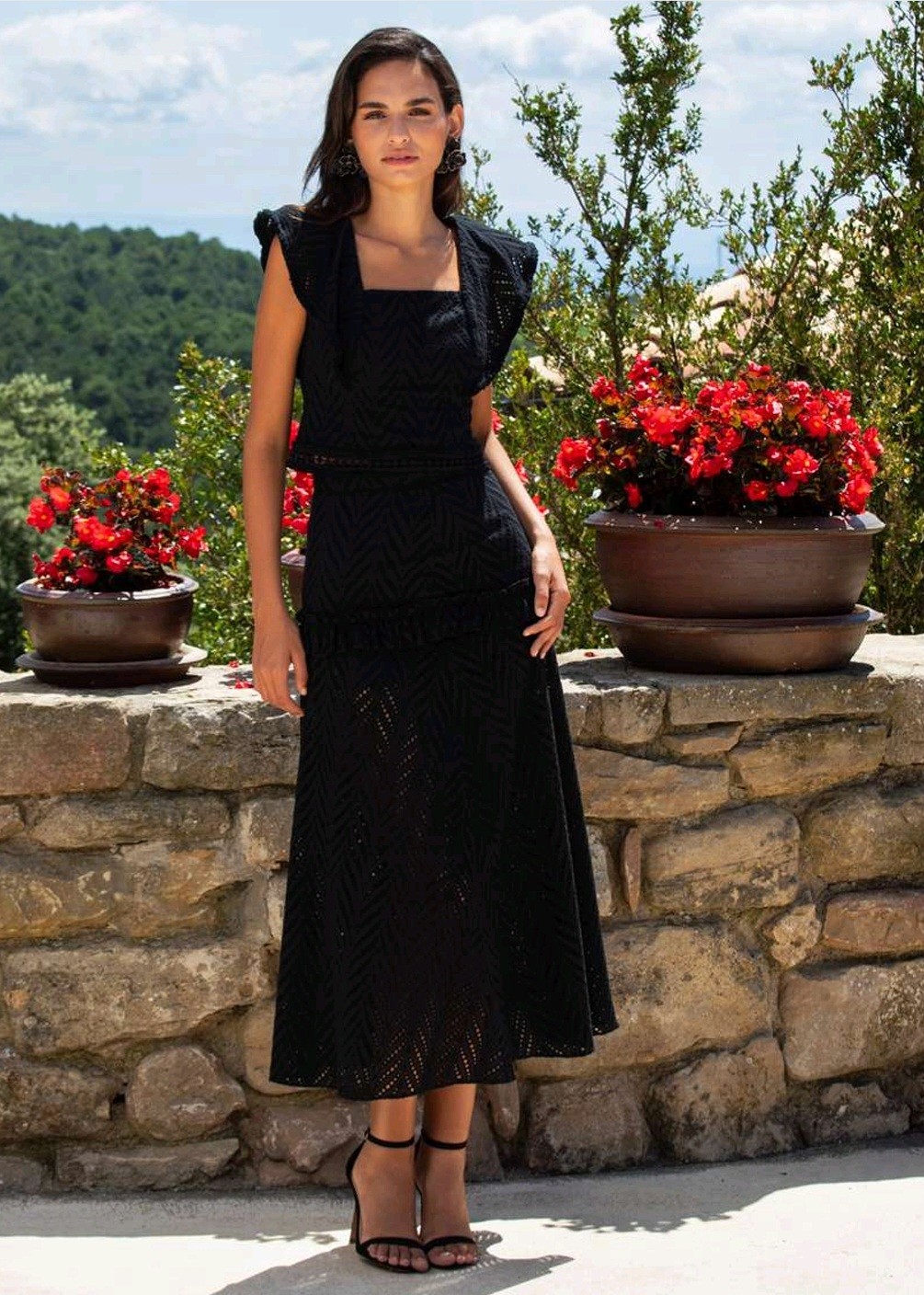 conjunto invitada negro Betzzia top y falda midi elegante