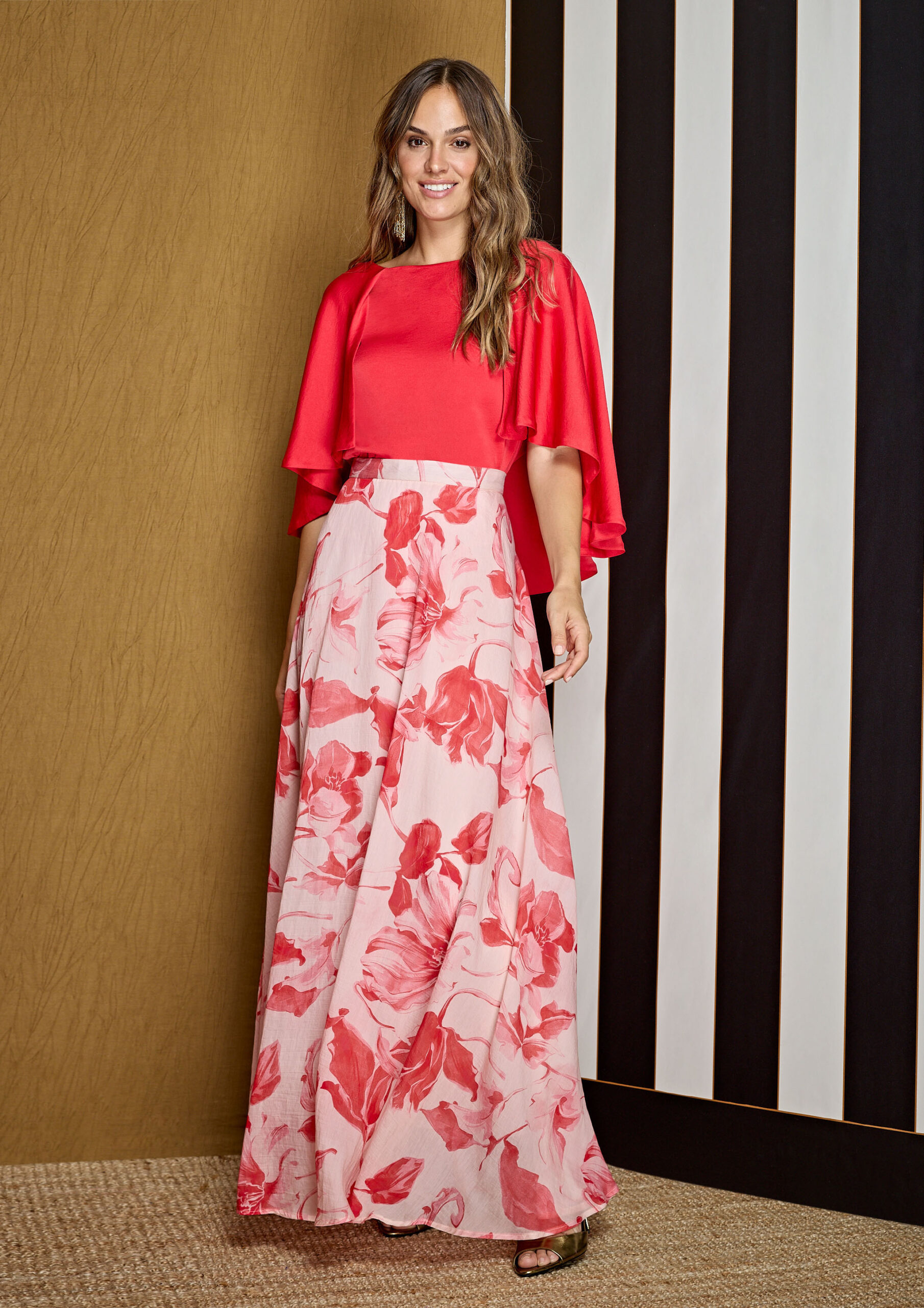 Falda larga estampada floral roja Alba Conde invitada elegante
