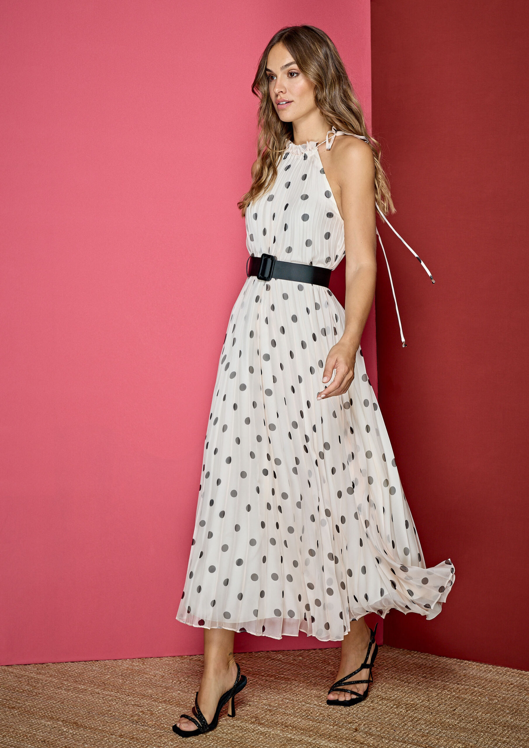 Vestido midi plisado de lunares Alba Conde invitada elegante