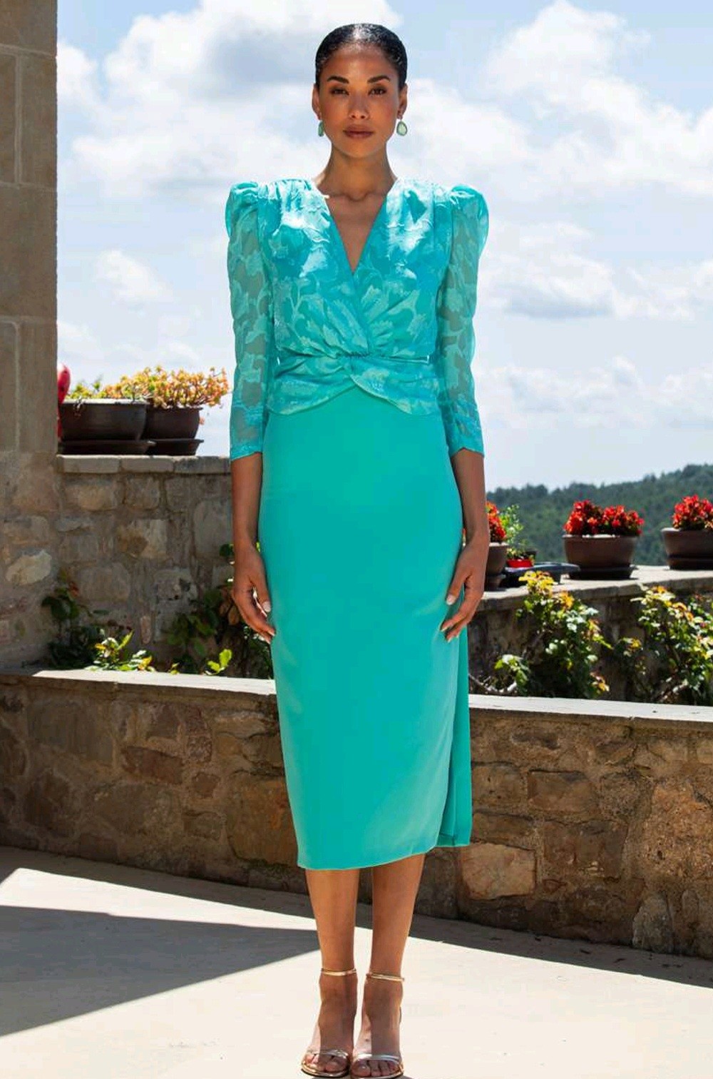 vestido invitada verde agua Betzzia midi elegante