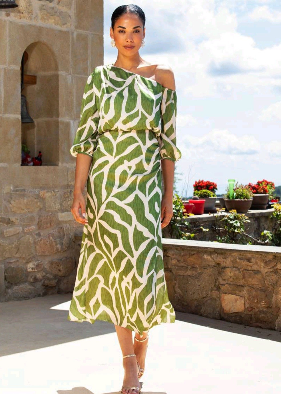vestido invitada verde estampado Betzzia midi asimétrico
