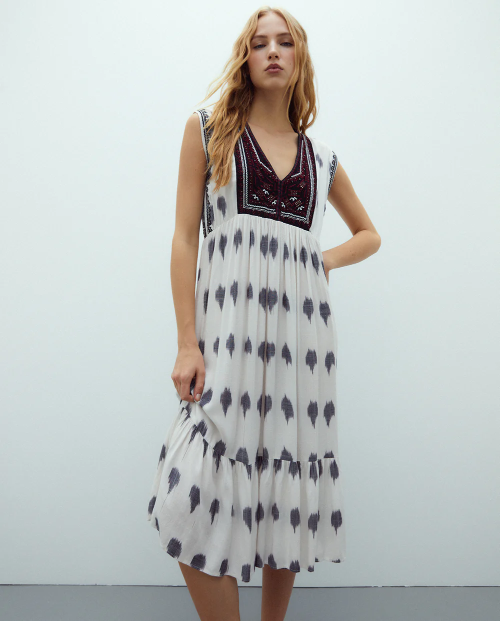 Vestido midi Andam estampado sin mangas cuello pico