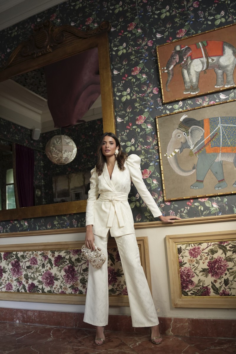 Traje carey blanco mujer Cayro Woman chaqueta cruzada con lazada y pantalón