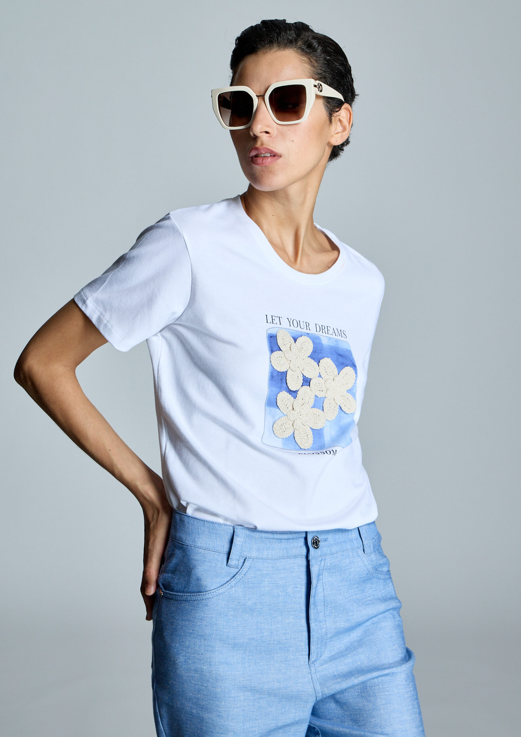 Camiseta blanca detalle flores Alba Conde