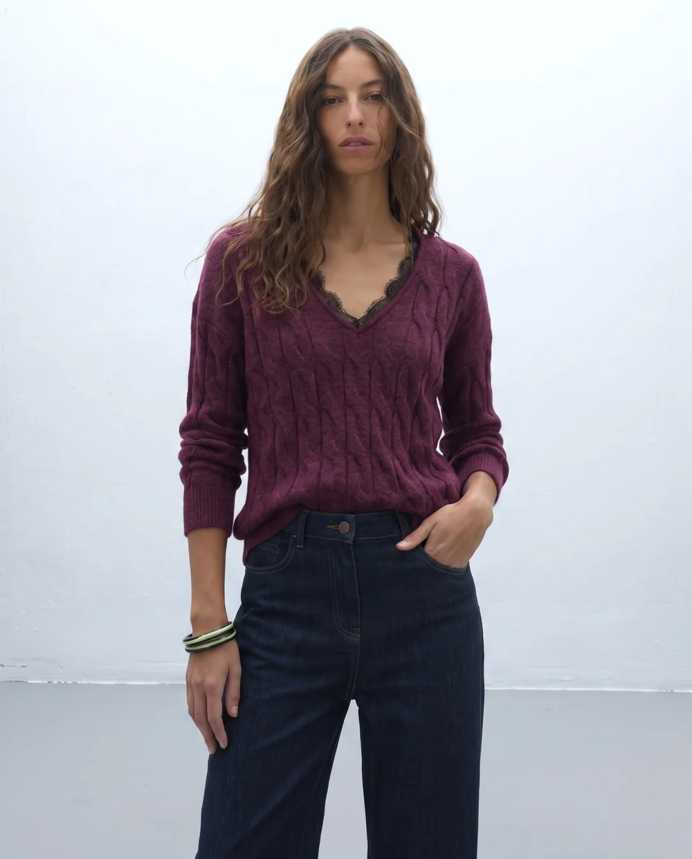 Jersey de mujer trenzado cuello pico puntilla escote Andam Burdeos