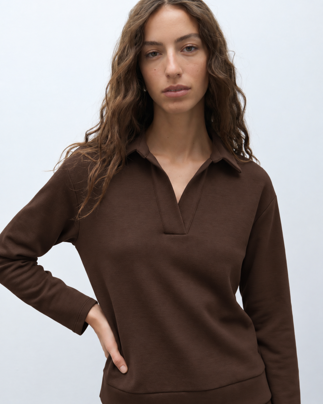 Sudadera de mujer cuello camisero forma pico Andam marrón
