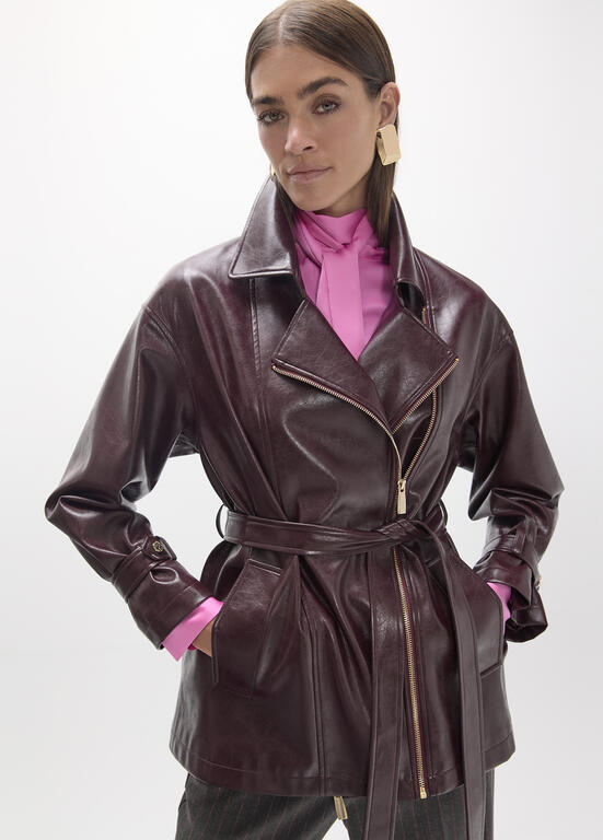 Chaqueta larga biker efecto piel con cinturón Lola Casademunt burdeos